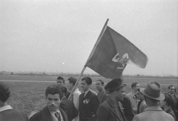 Palermo. Aeroporto di Punta Raisi. Gruppo di persone, con bandiera della Trinacria, attende l'arrivo dell'aereo di  Andrea Finocchiaro Aprile