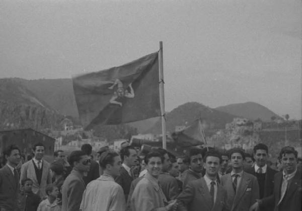 Palermo. Aeroporto di Punta Raisi. Gruppo di persone, con bandiera della Trinacria, attende l'arrivo dell'aereo di Andrea Finocchiaro Aprile