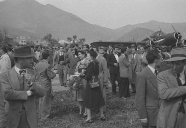 Palermo. Aeroporto di Punta Raisi. La folla attende l'arrivo dell'aereo di Andrea Finocchiaro Aprile