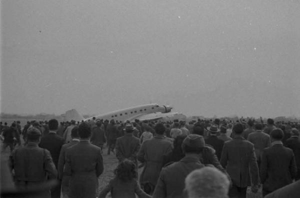 Palermo. Aeroporto di Punta Raisi. La folla si avvicina all'aereo di Andrea Finocchiaro Aprile