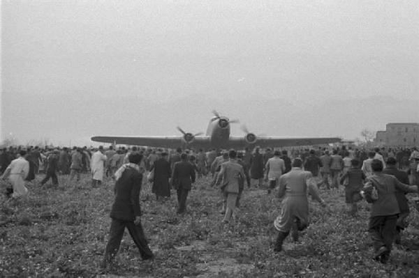 Palermo. Aeroporto di Punta Raisi. La folla si avvicina all'aereo di Andrea Finocchiaro Aprile