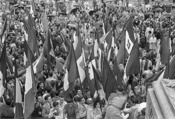 Milano. Piazza del Duomo. Manifestazione monarchica. La folla, con le bandiere, vicino al palco del comizio