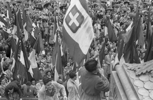 Milano. Piazza del Duomo. Manifestazione monarchica. La folla, con le bandiere, vicino al palco del comizio