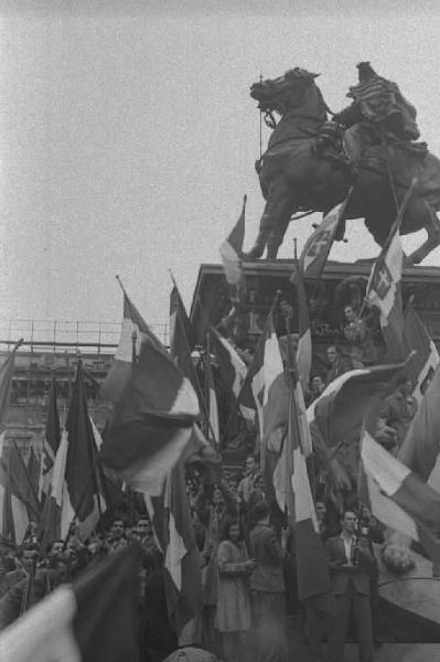Milano. Piazza del Duomo. Manifestazione monarchica. La folla, con le bandiere, esulta vicino al monumento a Vittorio Emanuele II