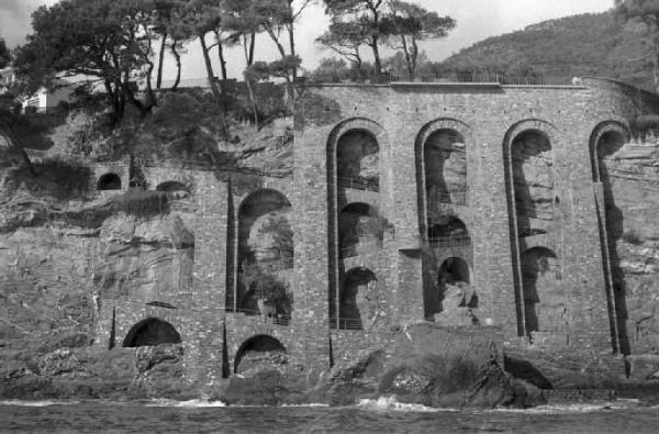 Nervi. Struttura architettonica con strada che scende verso il mare