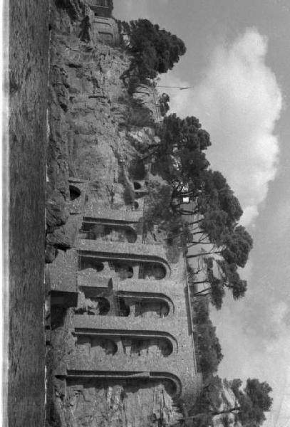 Nervi. Struttura architettonica con strada che scende verso il mare