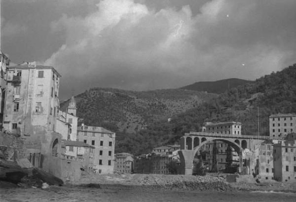 Nervi. Panoramica del paese col ponte della ferrovia in costruzione