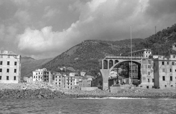 Nervi. Panoramica del paese col ponte della ferrovia in costruzione