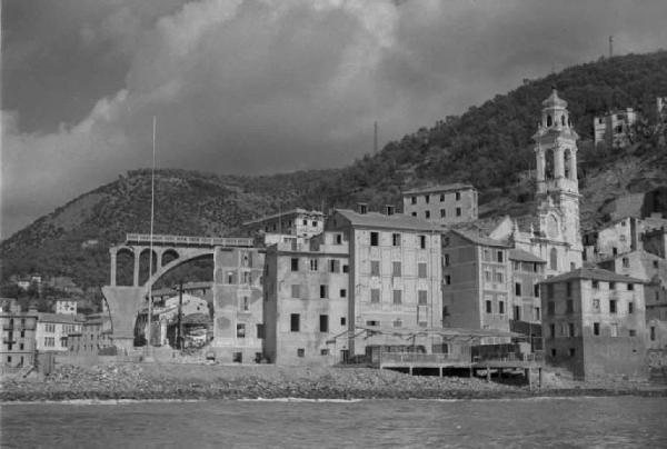 Nervi. Panoramica del paese col ponte della ferrovia in costruzione