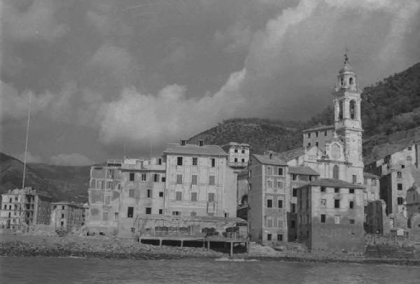 Nervi. Panoramica del paese dal mare