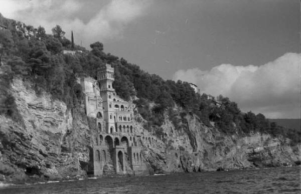 Nervi. Panoramica della scogliera con struttura architettonica