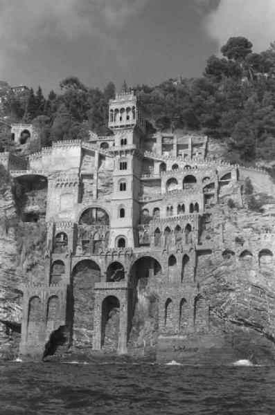 Nervi. Struttura architettonica contro la scogliera