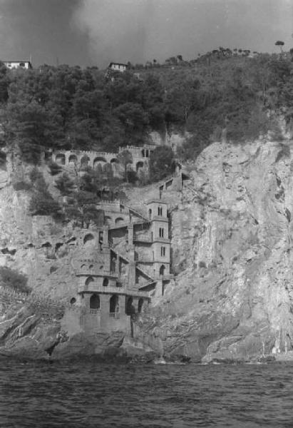 Nervi. Struttura architettonica con scalinata che scende verso il mare