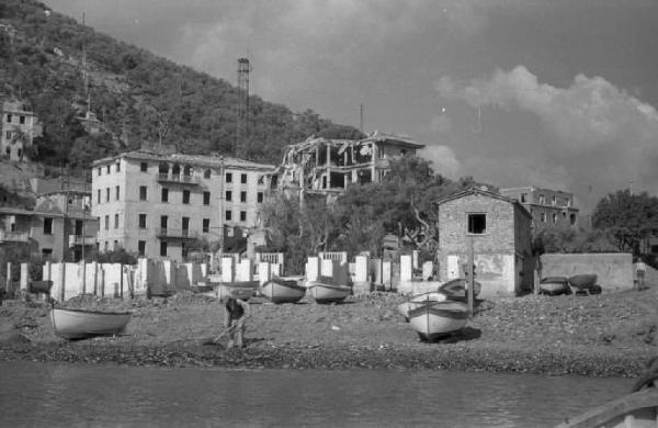 Navigazione tra Nervi e Recco. La costa con barche ormeggiate