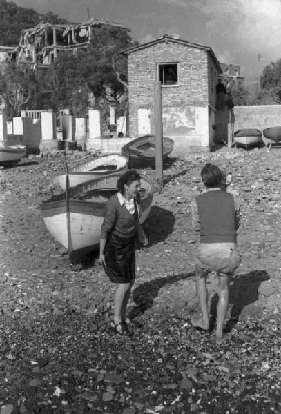 Nervi. Coppia, scesa dalla barca, raggiunge la spiaggia