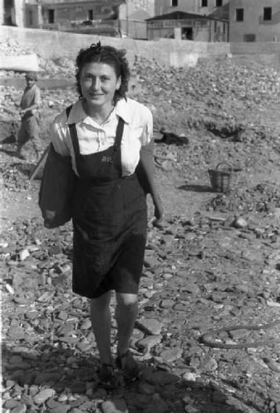 Nervi. Ritratto femminile sulla spiaggia