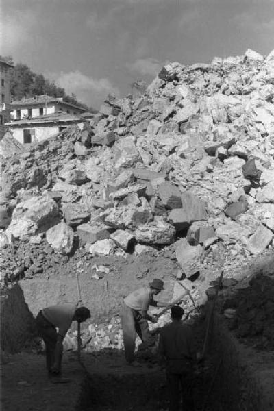 Nervi. Cantiere per la costruzione del ponte ferroviario. Cumulo di macerie