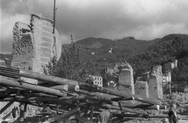 Nervi. Cantiere per la costruzione del ponte ferroviario. Ponteggi in legno