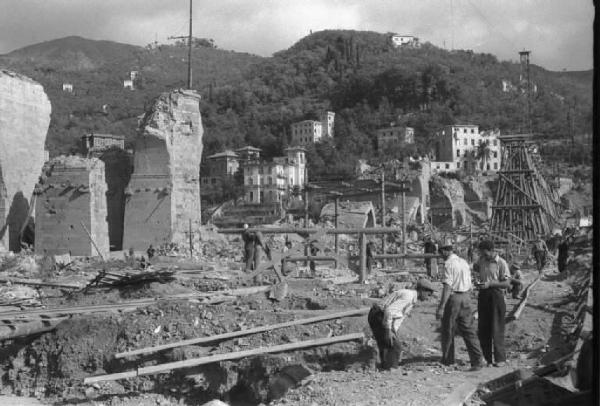 Nervi. Cantiere per la costruzione del ponte ferroviario. Operai al lavoro