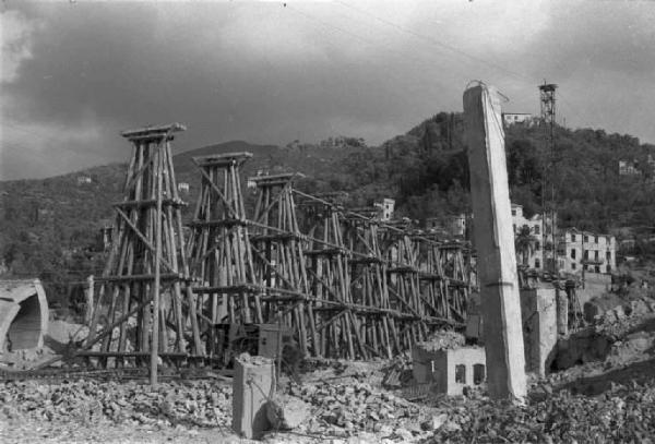 Nervi. Cantiere per la costruzione del ponte ferroviario. Ponteggi in legno