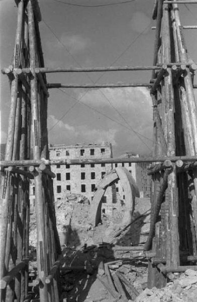 Nervi. Cantiere per la costruzione del ponte ferroviario. Ponteggi in legno