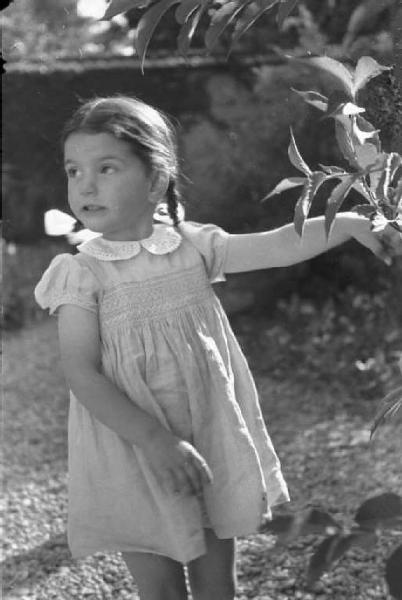 Monza. Ritratto di bambina in giardino