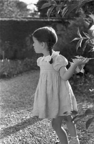 Monza. Ritratto di bambina in giardino