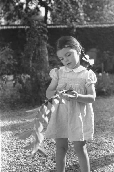 Monza. Ritratto di bambina in giardino