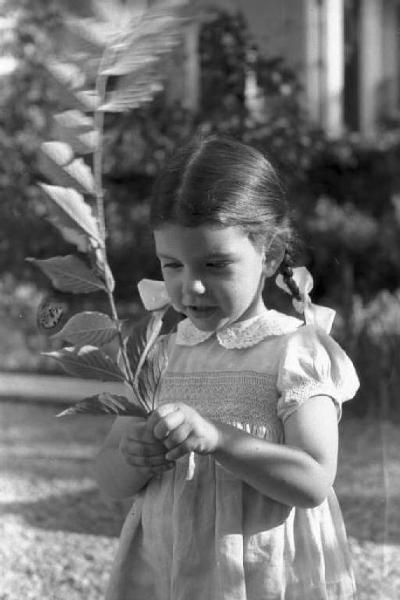 Monza. Ritratto di bambina in giardino