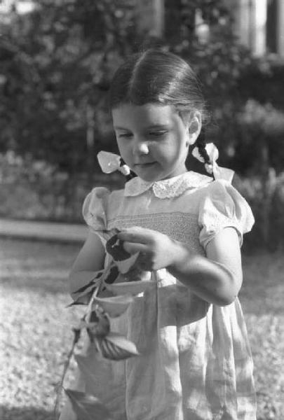 Monza. Ritratto di bambina in giardino