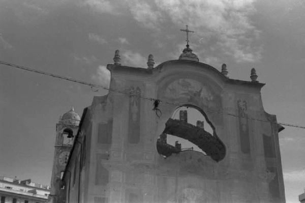 Genova. Strade nella zona del porto. Facciata di una chiesa