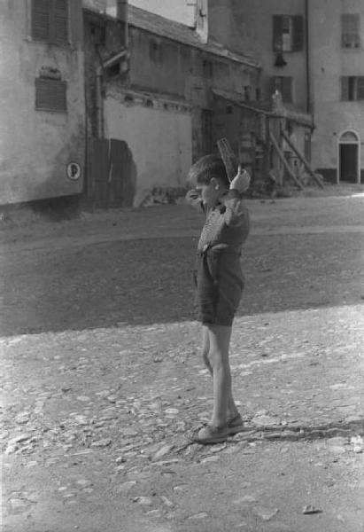 Genova. Strade nella zona del porto. Ritratto di bambino