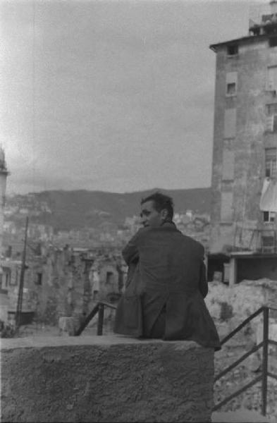 Genova. Strada nella zona del porto. Ritratto maschile