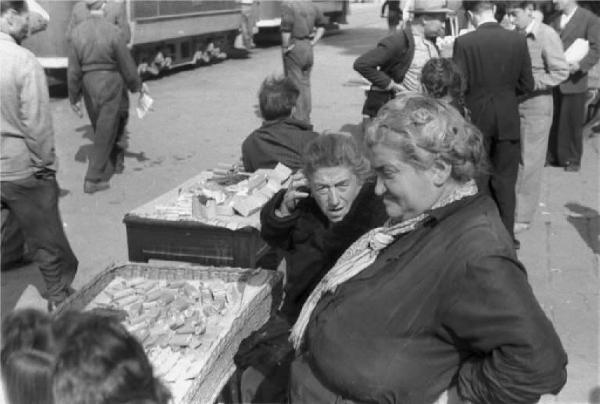 Genova. Donne anziane al mercato