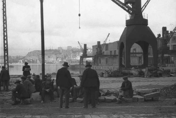 Genova. Zona del porto. Gruppo di uomini