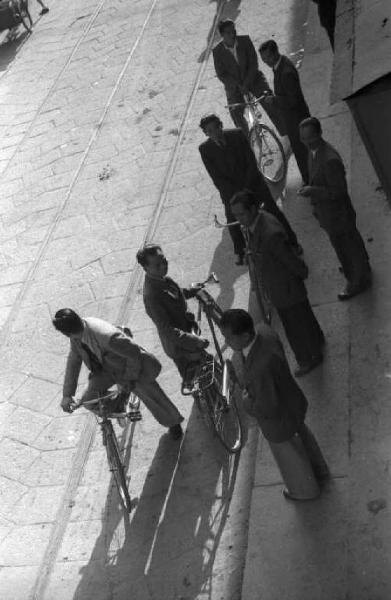 Milano. Quartiere Cinese. Gruppo di cinesi in bicicletta