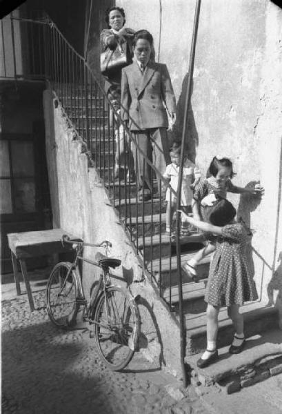 Milano. Quartiere Cinese. Case di ringhiera. Famiglia di cinesi