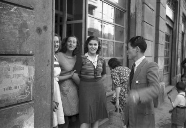 Milano. Quartiere Cinese. Ingresso di una bottega