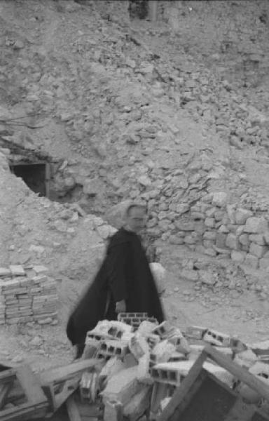 Montecassino. Sacerdote cammina tra le macerie