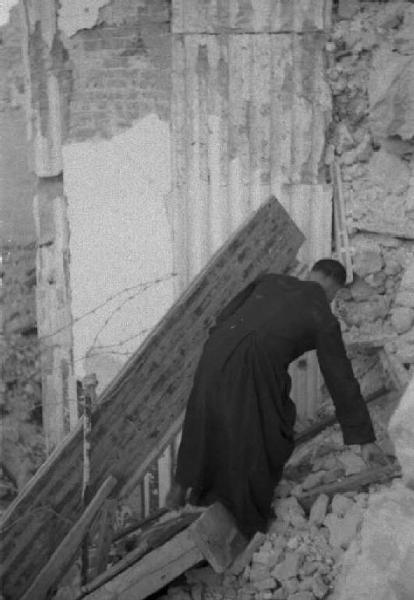 Montecassino. Sacerdote fra le macerie dell'Abbazia distrutta dai bombardamenti