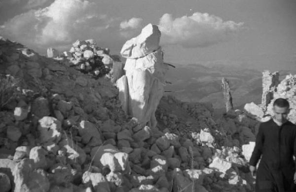 Montecassino - Sacerdote fra le macerie dell'Abbazia distrutta dai bombardamenti