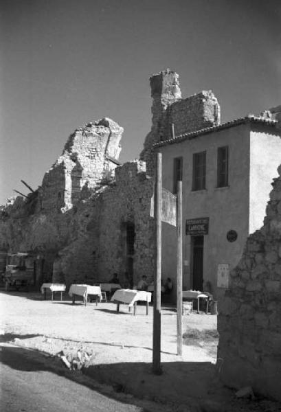 Cassino. Veduta di un ristorante accanto ad edifici distrutti dal bombardamento