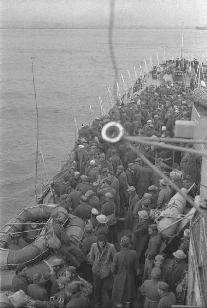 Ritorno da Casablanca. Cacciatorpediniere Duca degli Abruzzi diretto a Napoli. Soldati italiani, ex prigionieri, sul ponte della nave