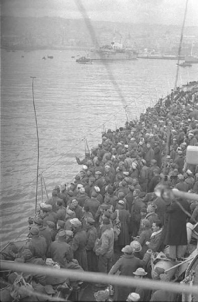 Ritorno da Casablanca. Il Cacciatorpediniere Duca degli Abruzzi si avvicina al porto di Napoli. Soldati italiani, ex prigionieri, sul ponte della nave