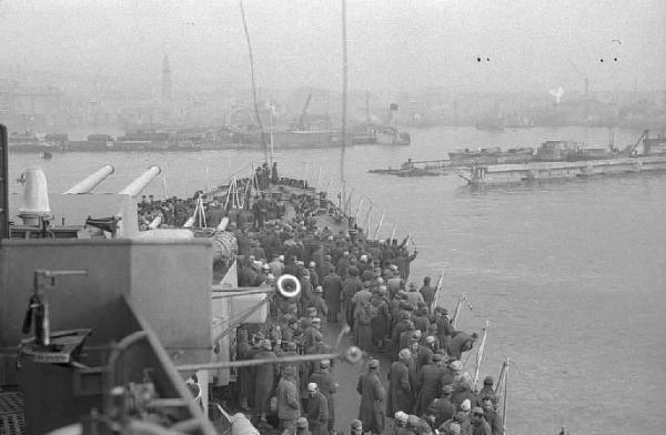 Ritorno da Casablanca. Il Cacciatorpediniere Duca degli Abruzzi si avvicina al porto di Napoli. Soldati italiani, ex prigionieri, sulla prua della nave