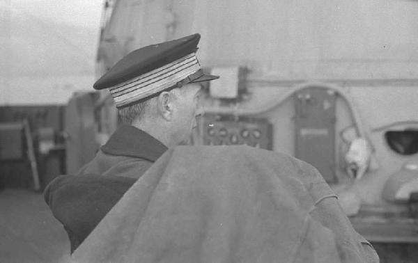 Ritorno da Casablanca. Il Cacciatorpediniere Duca degli Abruzzi si avvicina al porto di Napoli. Ritratto maschile