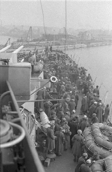 Ritorno da Casablanca. Il Cacciatorpediniere Duca degli Abruzzi si avvicina al porto di Napoli. Soldati italiani, ex prigionieri, sul ponte della nave