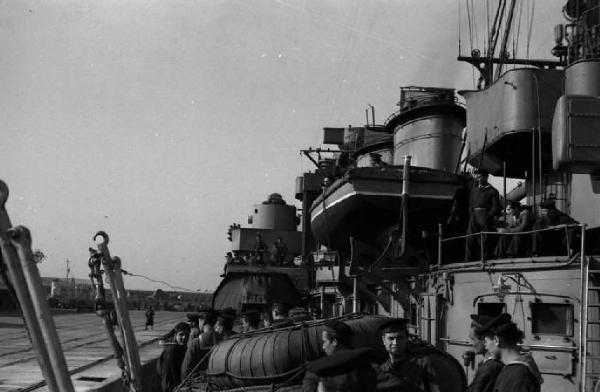 Casablanca. Cacciatorpediniere Duca degli Abruzzi diretto a Napoli. Marinai a bordo, vicino alle scialuppe