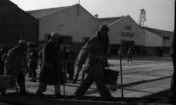 Casablanca. Imbarco di soldati italiani, ex prigionieri, sul cacciatorpediniere Duca degli Abruzzi diretto a Napoli