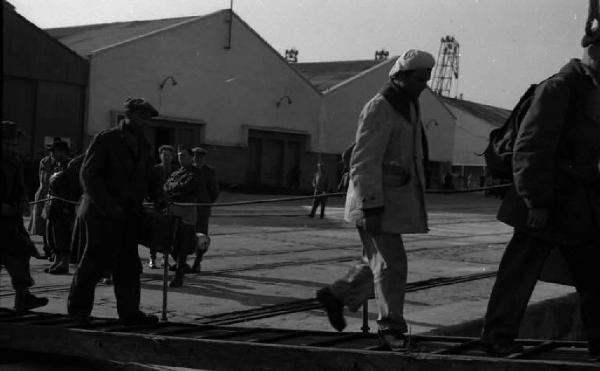 Casablanca. Imbarco di soldati italiani, ex prigionieri, sul cacciatorpediniere Duca degli Abruzzi diretto a Napoli